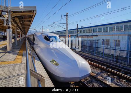 Tokyo, Japon - 1er janvier 2016. Train à grande vitesse moderne Shinkansen garé sur le quai central animé de la gare de Tokyo. Banque D'Images
