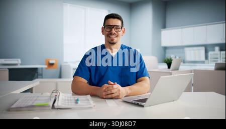 Docteur dirige une conférence de formation virtuelle dans le webinaire, sourires heureux Banque D'Images