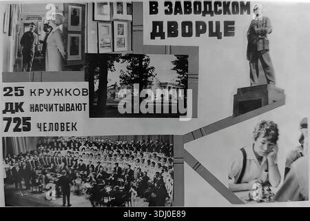 Photographie d'archive d'un panneau d'agitation visuelle à l'armature-Insulator Plant (AIZ) à Sloviansk, Ukraine, de la période 1970-1975. Le collage, intitulé In the Factory Palace, met en lumière les activités culturelles. Le texte indique que 25 clubs comptent 725 membres. Des images en noir et blanc représentent une exposition d'art, l'extérieur du Palais de la culture néoclassique et un grand chœur avec un orchestre sur scène. Une femme jouant aux échecs et un monument sont également montrés. Cette mise en page documente la riche vie culturelle et les loisirs de la paisible région du Donbass. Banque D'Images
