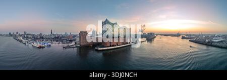 Panorama en haute résolution du lever du soleil sur l'Elbe et l'emblématique Philharmonic Hall de Hambourg Banque D'Images