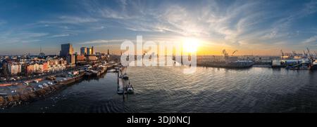 Panorama en haute résolution du lever du soleil sur l'Elbe et offre Pauli Landungsbrücken à Hambourg Banque D'Images