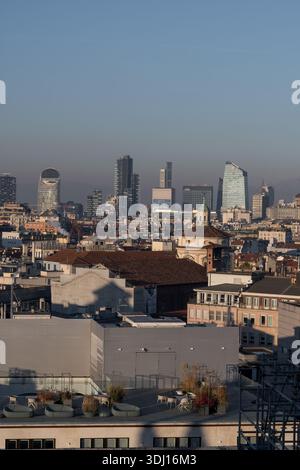 Vue panoramique sur les toits de la ville de Milan et dôme de verre vu du sommet de la cathédrale de Milan au coucher du soleil, Duomo di Milano skyline. Banque D'Images