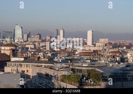 Vue panoramique sur les toits de la ville de Milan et dôme de verre vu du sommet de la cathédrale de Milan au coucher du soleil, Duomo di Milano skyline. Banque D'Images