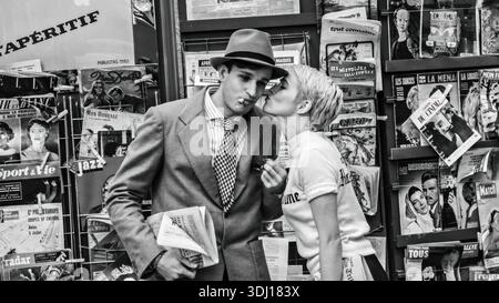 ZOEY DEUTCH et AUBRY DULLIN dans NOUVELLE VAGUE (2025), réalisé par RICHARD LINKLATER. Crédit : ARP / Cinetic Media / album Banque D'Images