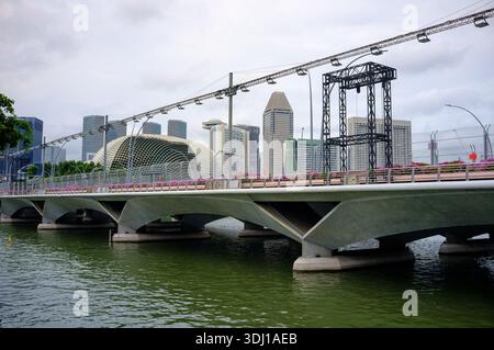 Esplanade Bridge en plein jour tout préparé pour la course de F1 du Singapore Street circuit avec portique d'éclairage et arrière-plan des bâtiments de la ville. Banque D'Images