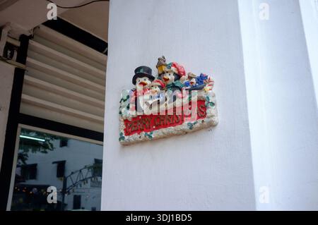 Un joyeux Noël pingouin décoration de Noël vu monté sur un pilier dans une rue de Singapour en septembre et hors saison. Banque D'Images