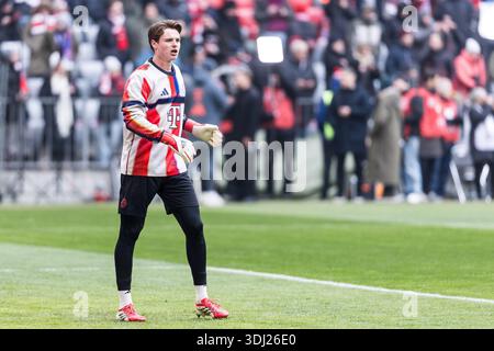 MUNICH, ALLEMAGNE - 24 JANVIER : Jonas Urbig (FC Bayern Muenchen, 40) lors de l'échauffement avant le match de Bundesliga entre FC Bayern Muenchen vs FC Augsburg à Allianz Arena le 19e jour du 1. Bundesliga le 24 janvier 2026 à Munich, Allemagne. LES RÈGLEMENTS DU LDF INTERDISENT TOUTE UTILISATION DE PHOTOGRAPHIES COMME SÉQUENCES D'IMAGES ET/OU QUASI-VIDÉO. Banque D'Images
