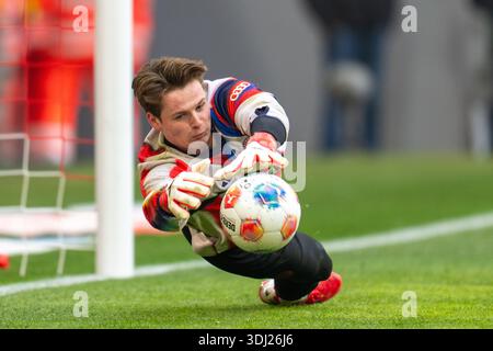 MUNICH, ALLEMAGNE - 24 JANVIER 2026 : Jonas Urbig du FC Bayern Munich se réchauffe lors du match de Bundesliga, Round 19, entre le FC Bayern Munich et le 1er. FSV Mainz 05 à Allianz Arena. Crédit : Marc Marasescu/Alamy Live News Banque D'Images