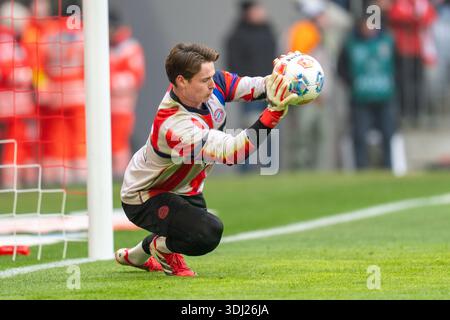 MUNICH, ALLEMAGNE - 24 JANVIER 2026 : Jonas Urbig du FC Bayern Munich se réchauffe lors du match de Bundesliga, Round 19, entre le FC Bayern Munich et le 1er. FSV Mainz 05 à Allianz Arena. Crédit : Marc Marasescu/Alamy Live News Banque D'Images