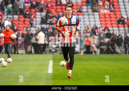 MUNICH, ALLEMAGNE - 24 JANVIER 2026 : Jonas Urbig du FC Bayern Munich se réchauffe lors du match de Bundesliga, Round 19, entre le FC Bayern Munich et le 1er. FSV Mainz 05 à Allianz Arena. Crédit : Marc Marasescu/Alamy Live News Banque D'Images