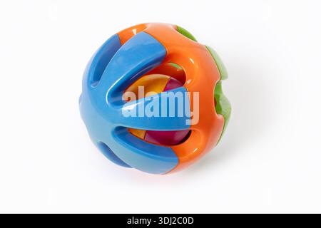 Jouet de boule de hochet en plastique coloré pour bébés et tout-petits isolé sur fond blanc Banque D'Images