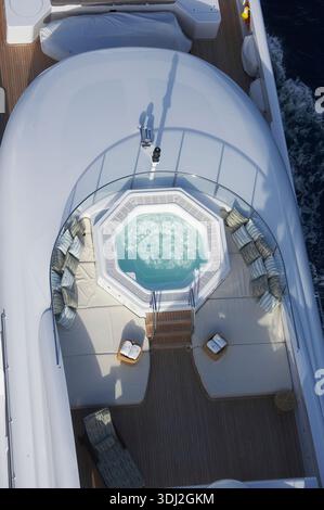Vue aérienne du luxueux Yacht Deck avec bain à remous et sièges confortables le jour ensoleillé Banque D'Images