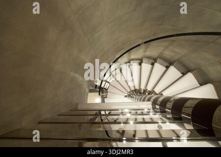 Escalier en colimaçon vue d'en haut à l'intérieur de l'atrium moderne de yacht avec garde-corps en métal intérieur circulaire Banque D'Images