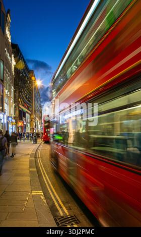 Londres, Royaume-Uni. 05 octobre 2013, Londres Oxford Street bus à impériale flou la nuit Banque D'Images