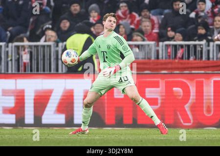 MUNICH, ALLEMAGNE - 24 JANVIER : Jonas Urbig (FC Bayern Muenchen, 40) lance la balle lors du match de Bundesliga opposant FC Bayern Muenchen vs FC Augsburg à Allianz Arena le 19e jour du 1. Bundesliga le 24 janvier 2026 à Munich, Allemagne. LES RÈGLEMENTS DU LDF INTERDISENT TOUTE UTILISATION DE PHOTOGRAPHIES COMME SÉQUENCES D'IMAGES ET/OU QUASI-VIDÉO. Banque D'Images