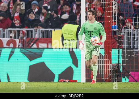 MUNICH, ALLEMAGNE - 24 JANVIER : Jonas Urbig (FC Bayern Munich, 40) tenant le ballon lors du match de Bundesliga [Bundesliga] entre FC Bayern Munich vs FC Augsburg à Allianz Arena le 19e jour du 1. Bundesliga [Bundesliga] le 24 janvier 20 Banque D'Images