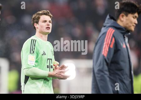 MUNICH, ALLEMAGNE - 24 JANVIER : Jonas Urbig (FC Bayern Munich, 40) applaudit pour les fans après le match de Bundesliga [Bundesliga] entre le FC Bayern Munich vs FC Augsburg à Allianz Arena le 19e jour du 1. Bundesliga [Bundesliga] le 24 janvier Banque D'Images