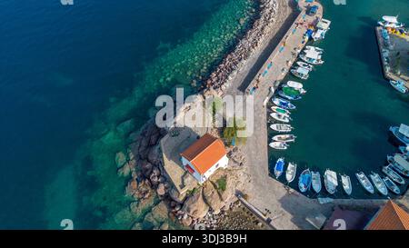 La petite église de Panagia gorgona située sur un rocher à Skala Sykamias, un village balnéaire pittoresque de Lesvos Banque D'Images