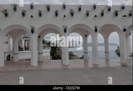 Vue depuis la Plaza Balcón de Europa, Nerja, Andalousie, Espagne Banque D'Images