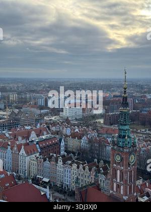 Vue aérienne de la vieille ville de Gdańsk, en Pologne, avec des toits historiques et la tour de l’église de Marie dominant l’horizon de la ville Banque D'Images