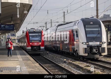 Trains régionaux à la gare de Cologne-Messe/Deutz, 2ème plus grande gare de Cologne, gare de transfert entre les transports longue distance et locaux, exposition Banque D'Images