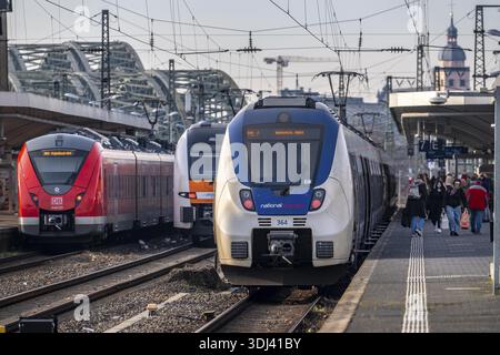 Trains régionaux à la gare de Cologne-Messe/Deutz, 2ème plus grande gare de Cologne, gare de transfert entre les transports longue distance et locaux, exposition Banque D'Images