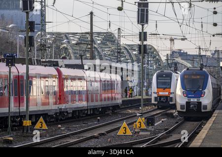 Trains régionaux à la gare de Cologne-Messe/Deutz, 2ème plus grande gare de Cologne, gare de transfert entre les transports longue distance et locaux, exposition Banque D'Images