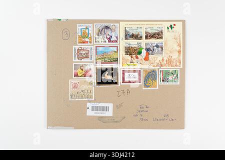 Udine, Italie, janvier 2026. Une lettre recommandée du bureau de poste italien sur une surface blanche Banque D'Images