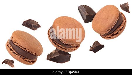 Macarons au chocolat avec des morceaux de chocolat isolés sur fond blanc, pleine profondeur de champ Banque D'Images