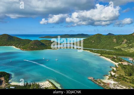 Vue aérienne d'Une île tropicale Paradise avec des eaux bleues claires et des bateaux Banque D'Images
