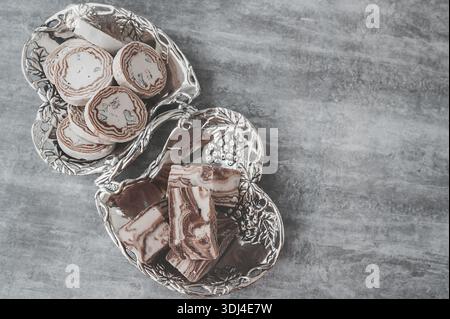 Assortiment de halva. Cuisine ouzbèke. Halva est une confiserie sucrée à base de graines de sésame moulues ou de graines de tournesol combinées avec du sucre et du nu Banque D'Images