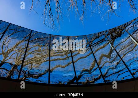 Un pont recouvert de verre relie les bâtiments anciens et nouveaux du Buffalo AKG Art Museum, Buffalo, New York, États-Unis Banque D'Images