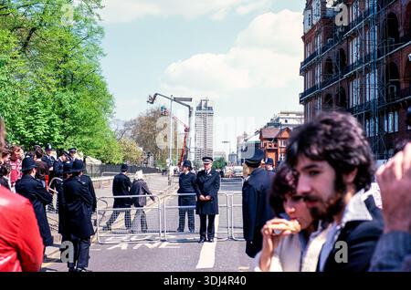 Cordon de police du siège de l'ambassade iranienne bloquant Kensington Gore, Knightsbridge Road, certains quartiers de Hyde Park et des environs. Le siège de l'ambassade iranienne a eu lieu du 30 avril au 5 mai 1980, après qu'un groupe de six hommes armés a pris d'assaut l'ambassade iranienne sur Prince's Gate à South Kensington, Londres, Royaume-Uni. Le British Special Air Service (SAS) a lancé l'opération Nimrod pour sauver les otages. Les gens et les policiers à la clôture de cordon sur la route de Kensington Gore avec des grues de caméra de médias au-delà Banque D'Images