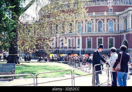 Le cordon de police du siège de l'ambassade iranienne bloque la route de Knightsbridge, une partie de Hyde Park et des environs. Le siège de l'ambassade iranienne a eu lieu du 30 avril au 5 mai 1980, après qu'un groupe de six hommes armés a pris d'assaut l'ambassade iranienne sur Prince's Gate à South Kensington, Londres, Royaume-Uni. Le British Special Air Service (SAS) a lancé l'opération Nimrod pour sauver les otages. Clôturé sur la section de Kensington Road et Hyde Park par Royal Albert Hall avec la police et le public Banque D'Images