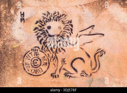 Lion ailé de Saint-Marc en art de rue sur un mur érodé, Venise, Italie. Le texte indique "Votre euro, ma vie(s)". Banque D'Images