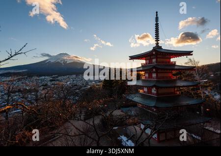 Shimoyoshida, Japon - 27 décembre 2019. Photo extérieure de la célèbre Pagode Chureito avec le mont fuji comme arrière-plan. Banque D'Images