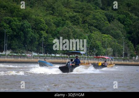 Water Taxi opère sur la rivière Brunei, Bandar Seri Begawan, Brunei Darussalam. Banque D'Images