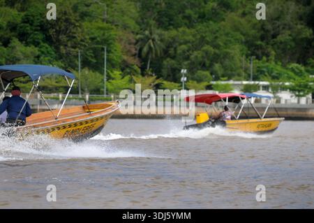 Water Taxi opère sur la rivière Brunei, Bandar Seri Begawan, Brunei Darussalam. Banque D'Images