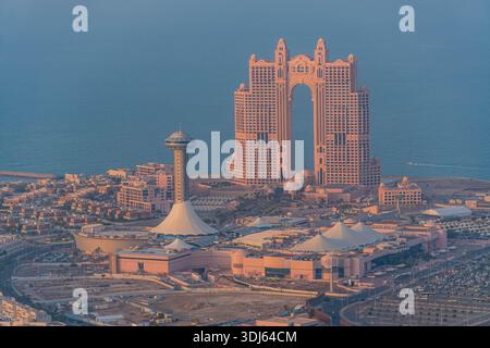 Abu Dhabi photo panoramique — Marina Mall et l'hôtel Rixos d'en haut, point de repère de l'architecture des Émirats arabes Unis sur la côte du golfe Persique. Banque D'Images