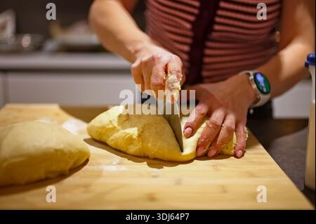 Section médiane de la femme préparant la pâte pour le pain à la maison Banque D'Images