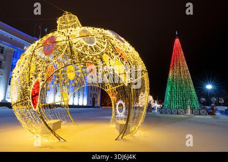 Oulianovsk, Russie - 14 février 2022 : un arbre de Noël, un bal de Noël, le Père Noël et une jeune fille des neiges sur la place centrale enneigée de la cit Banque D'Images