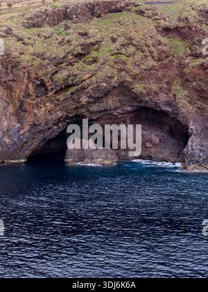 Formation rocheuse de trou de grotte à Madère. Situé à Canical, péninsule de Sao Laorenco Banque D'Images
