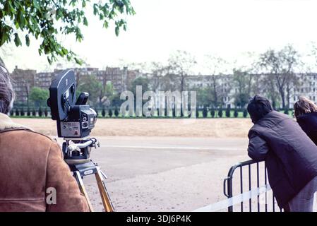 Le cordon de police du siège de l'ambassade iranienne bloque la route de Knightsbridge, une partie de Hyde Park et des environs. Le siège de l'ambassade iranienne a eu lieu du 30 avril au 5 mai 1980, après qu'un groupe de six hommes armés a pris d'assaut l'ambassade iranienne sur Prince's Gate à South Kensington, Londres, Royaume-Uni. Le British Special Air Service (SAS) a lancé l'opération Nimrod pour sauver les otages. Personne avec caméra ciné sur un trépied à Hyde Park concentré sur l'ambassade pendant le siège Banque D'Images