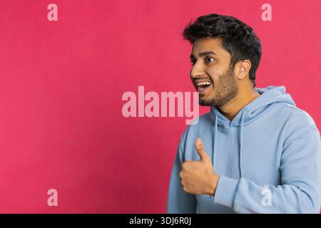 J'aime. L'homme indien lève les pouces est d'accord avec quelque chose ou donne une réponse positive recommande la publicité aime les bons commentaires d'idée, célébrant la victoire de succès. Guy isolé sur fond rouge studio Banque D'Images
