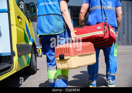 EMT transportant du matériel médical pour soins d'urgence Banque D'Images