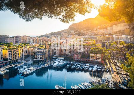 Célèbre vue sur le port de Fontvieille avec yahts amarrés depuis l'un des plus beaux points de vue de Monte Carlo au coucher du soleil, Monaco, Europe Banque D'Images