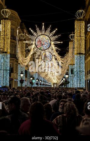 Malaga, Espagne ; 29 décembre 2025 : grande foule marchant sous les lumières de Noël sur la Calle Larios à Malaga la nuit. Ambiance festive de vacances dans le cit Banque D'Images