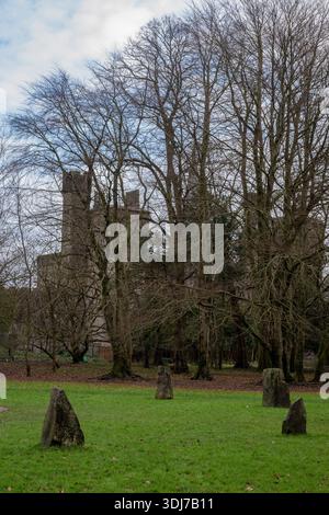 Château de Cardiff vu depuis Bute Park et le cercle de pierre de Gorsedd au premier plan. Château de Cardiff et Bute Park. Banque D'Images