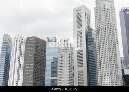 Singapour - 25 janvier 2026 : vue de plusieurs grands bâtiments à Singapour montrant l'architecture moderne sous un ciel nuageux. La scène capture la ville Banque D'Images