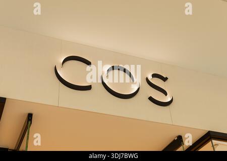 Singapour - 25 janvier 2026 : le panneau pour Cos est clairement visible dans une zone commerçante de Singapour. Les acheteurs sont à proximité, appréciant leur temps au STO Banque D'Images